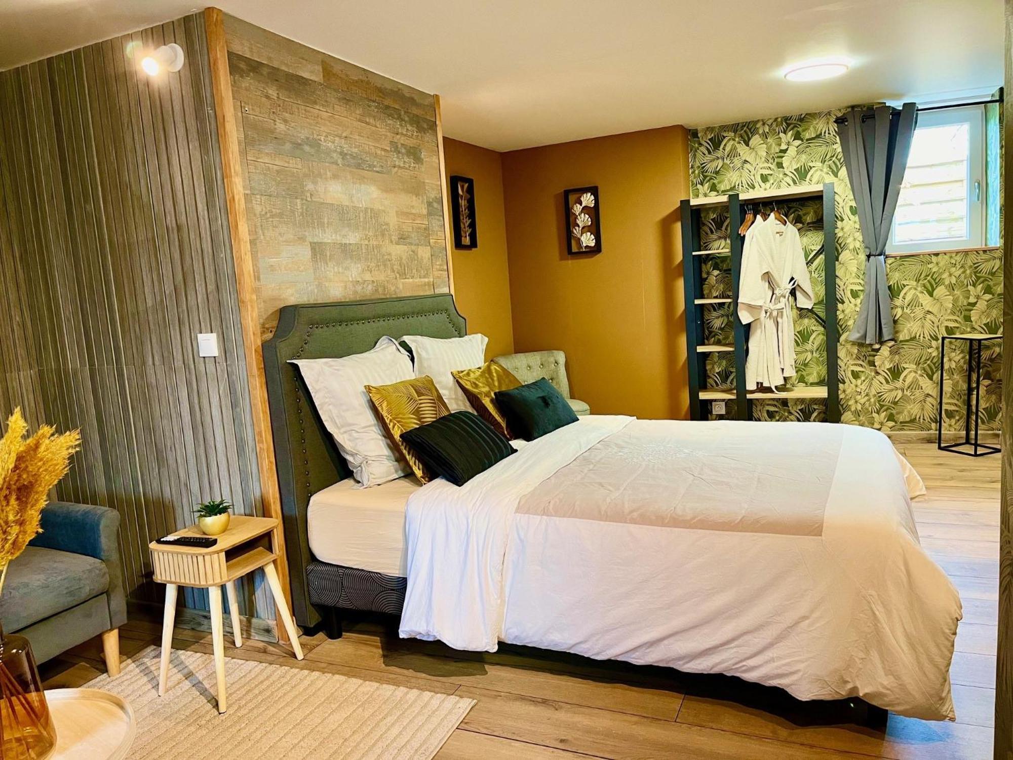 Le Manoir Des Haies Spa Les Champs-Géraux Esterno foto